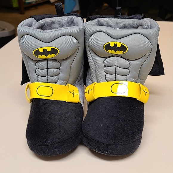 DC Comics Batman superhero slippers with cape size toddler 5-6 - Picture 2 of 8